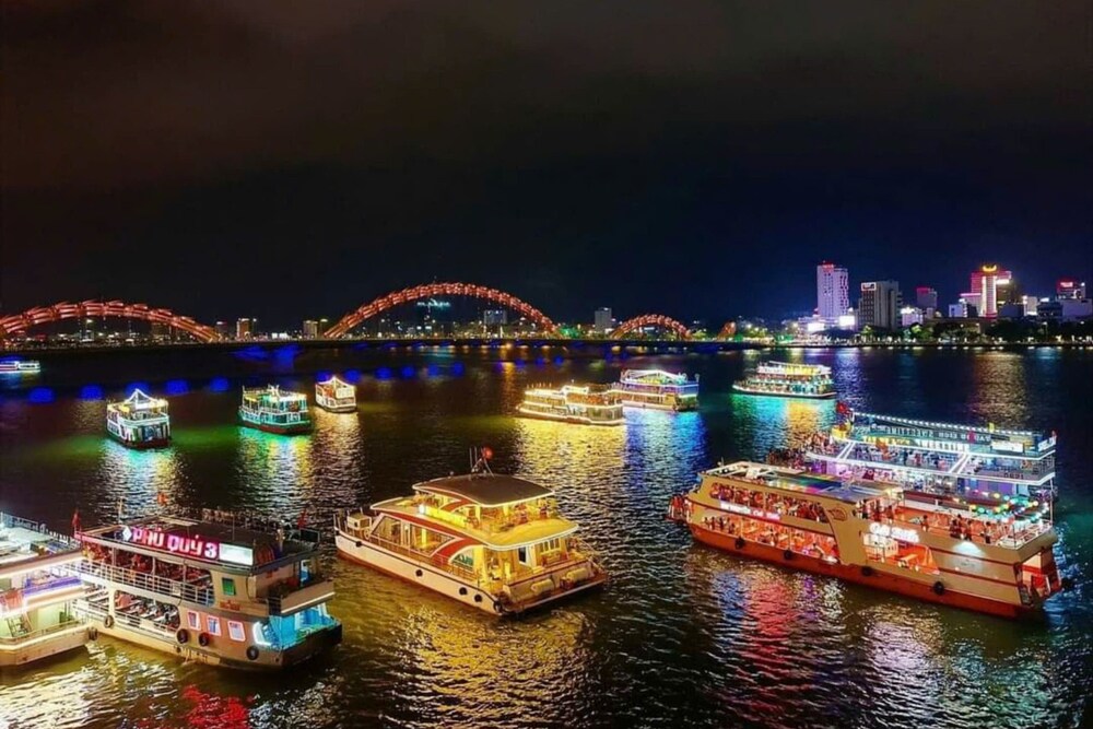 Du thuyền lướt nhẹ trên sông Hàn, ngắm nhìn vẻ đẹp rực rỡ của Cầu Rồng Đà Nẵng về đêm